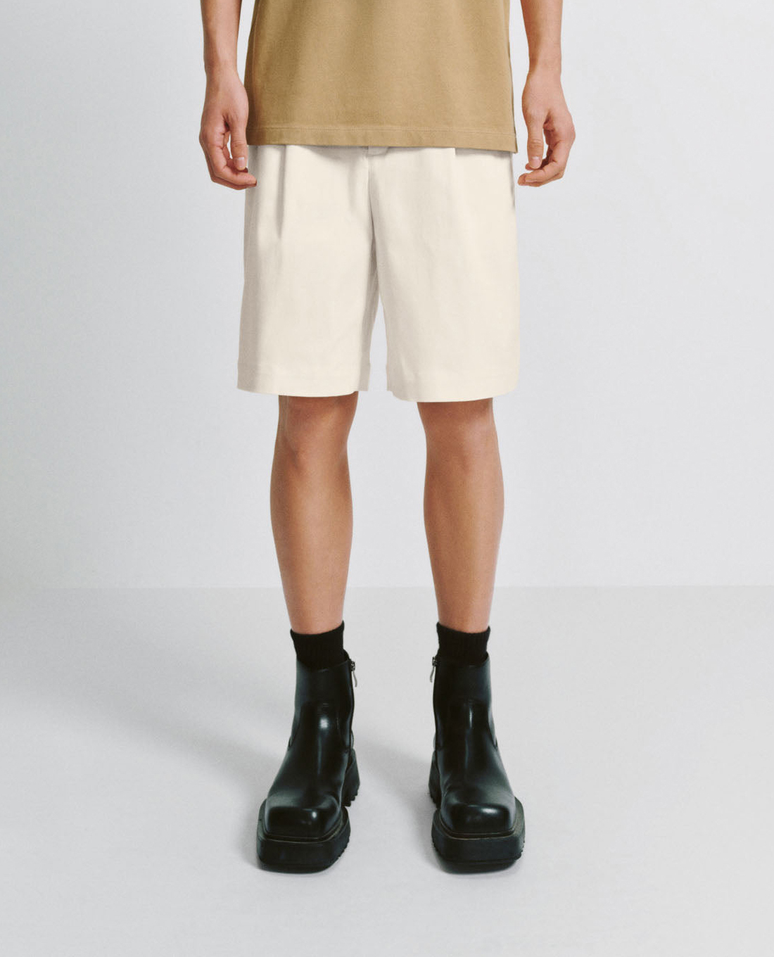 URBAN REVIVO - Quần short nam ngang gối hiện đại