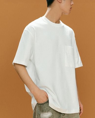  URBAN REVIVO - Áo thun nam cổ tròn tay ngắn phối túi 