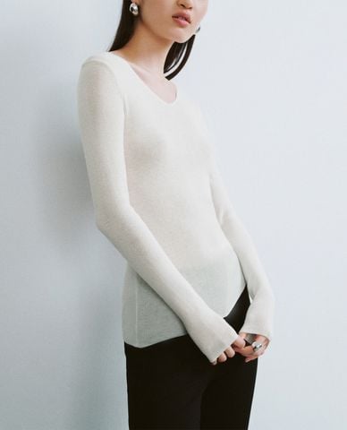  URBAN REVIVO - Áo thun nữ cổ V tay dài thời thượng 