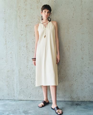  URBAN REVIVO - Đầm sát nách cổ yếm phom suông thanh lịch 