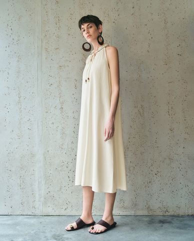  URBAN REVIVO - Đầm sát nách cổ yếm phom suông thanh lịch 