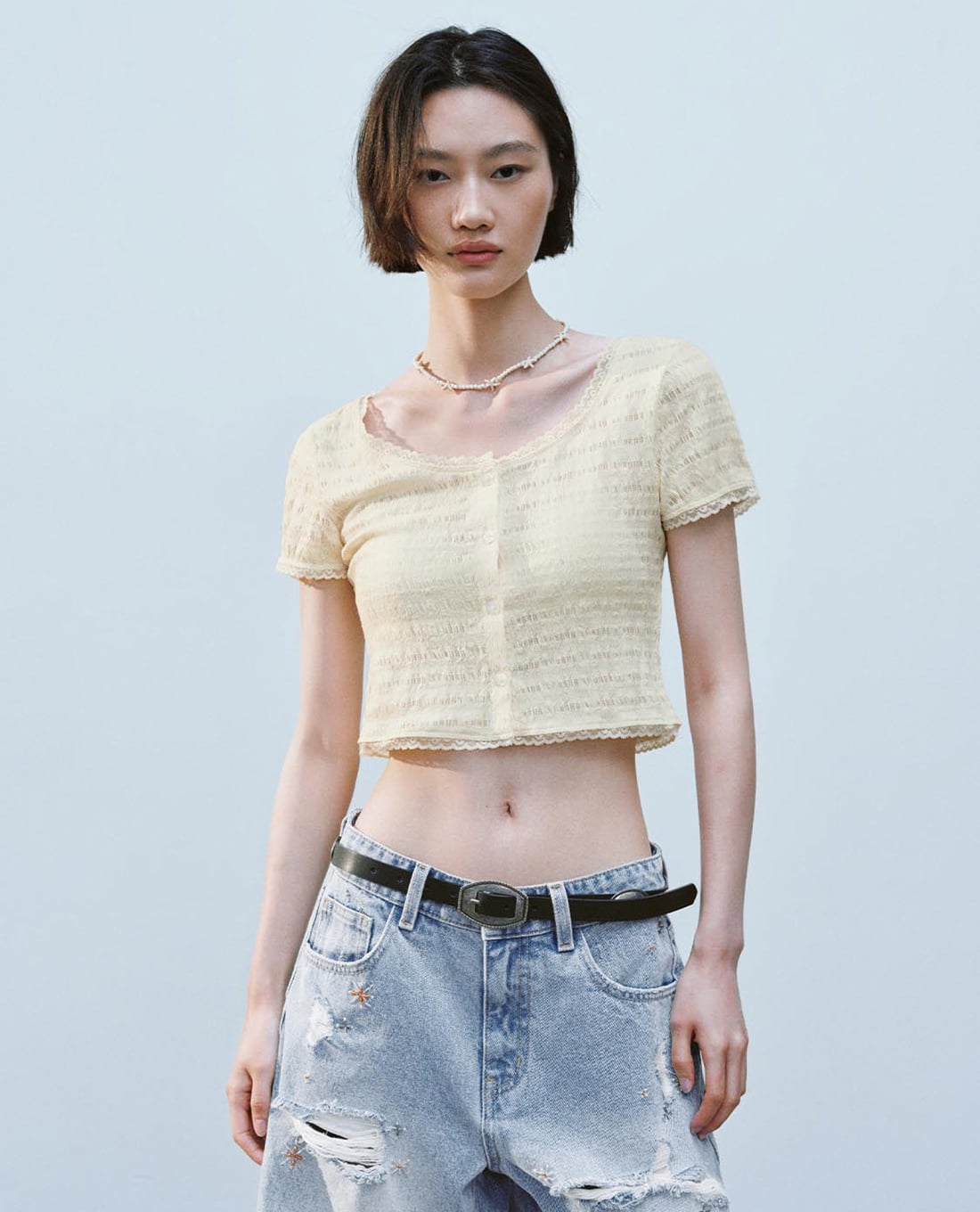 URBAN REVIVO - Áo croptop nữ cổ vuông tay ngắn viền ren