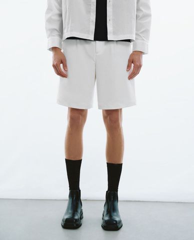  URBAN REVIVO - Quần short nam ngang gối phối túi trẻ trung 