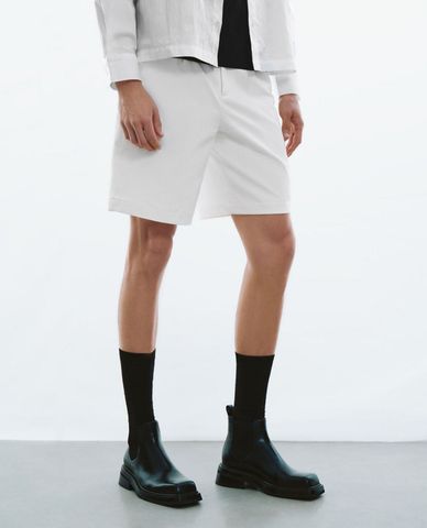  URBAN REVIVO - Quần short nam ngang gối phối túi trẻ trung 