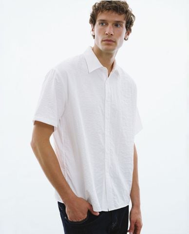  URBAN REVIVO - Áo sơ mi nam cổ bẻ tay ngắn Textured 