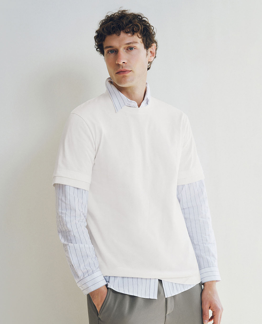 URBAN REVIVO - Áo thun nam cổ tròn tay ngắn hiện đại