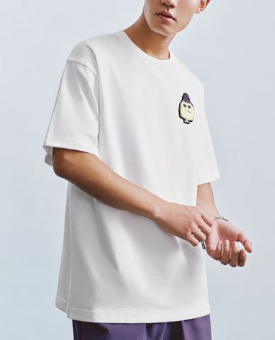  URBAN REVIVO - Áo thun nam cổ tròn tay ngắn phối hình thêu trẻ trung Printed 