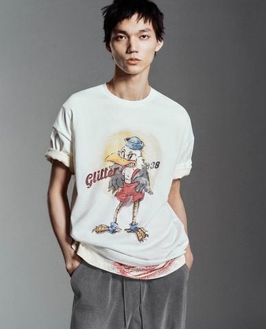  URBAN REVIVO - Áo thun nam cổ tròn in hình hiện đại 