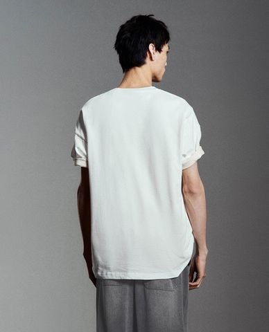  URBAN REVIVO - Áo thun nam cổ tròn in hình hiện đại 