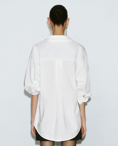  URBAN REVIVO - Áo sơ mi nữ cổ bẻ tay dài phom rộng 