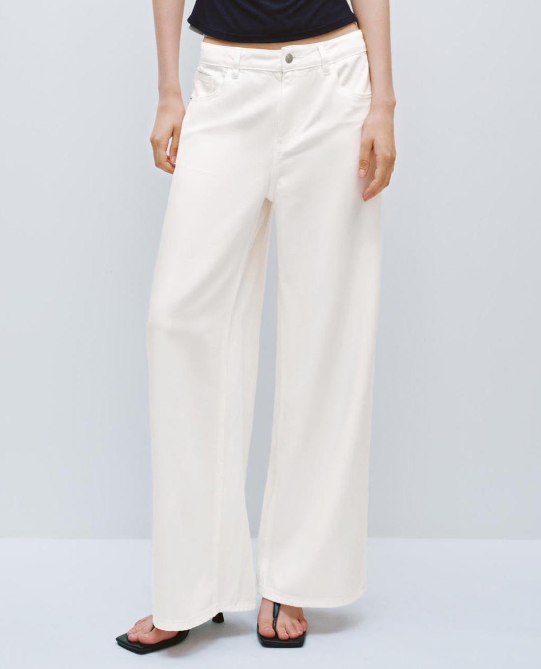 URBAN REVIVO - Quần jeans nữ ống rộng cá tính