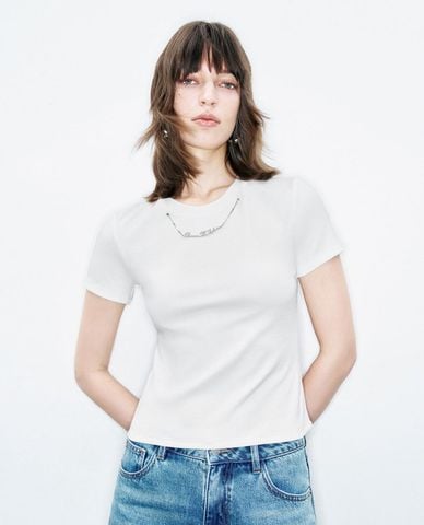  URBAN REVIVO - Áo thun nữ cổ tròn tay ngắn With Necklace 