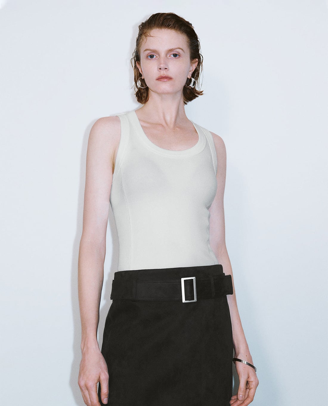 URBAN REVIVO - Áo ba lỗ nữ cổ tròn hiện đại