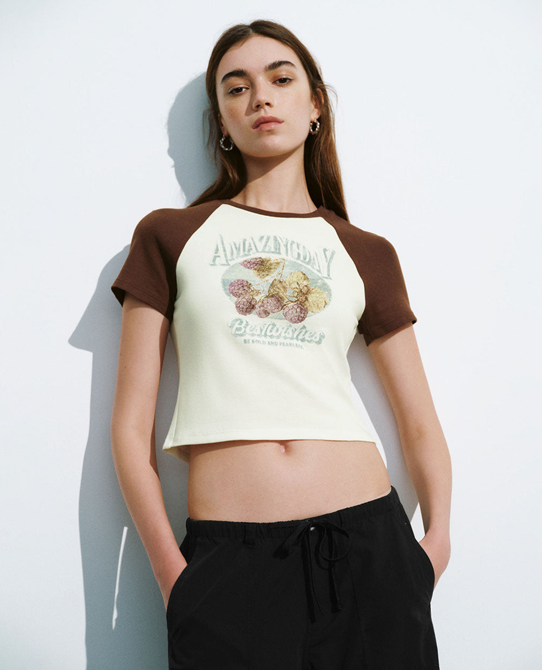 URBAN REVIVO - Áo croptop nữ cổ tròn tay ngắn Printed