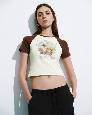  URBAN REVIVO - Áo croptop nữ cổ tròn tay ngắn Printed 