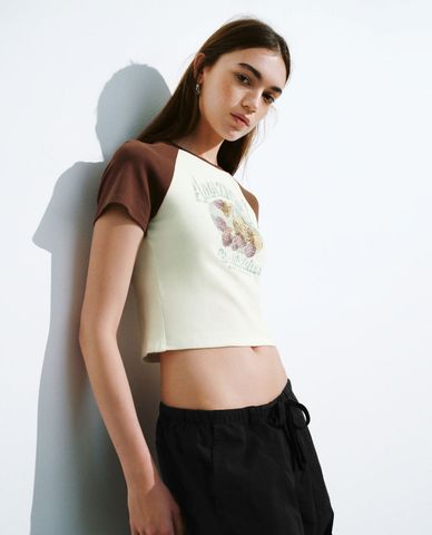  URBAN REVIVO - Áo croptop nữ cổ tròn tay ngắn Printed 
