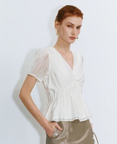  URBAN REVIVO - Áo kiểu nữ cổ V tay ngắn phom ôm nhún bèo Skater 