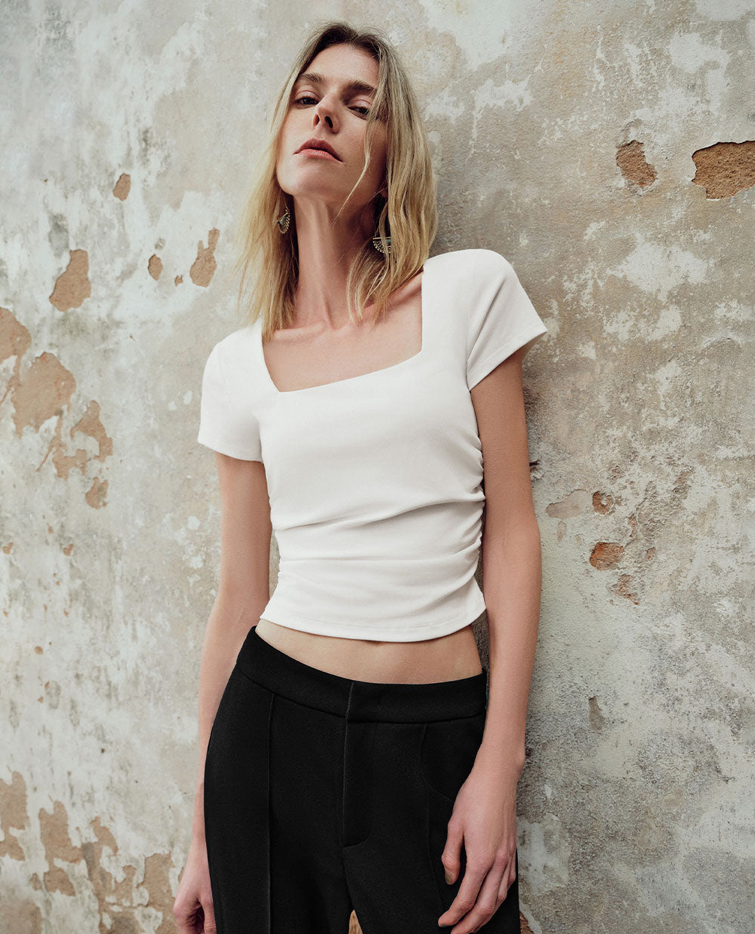 URBAN REVIVO - Áo thun nữ cổ vuông tay ngắn Ruched Square
