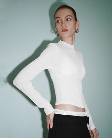  URBAN REVIVO - Áo thun nữ tay dài phom ôm Mock Neck 