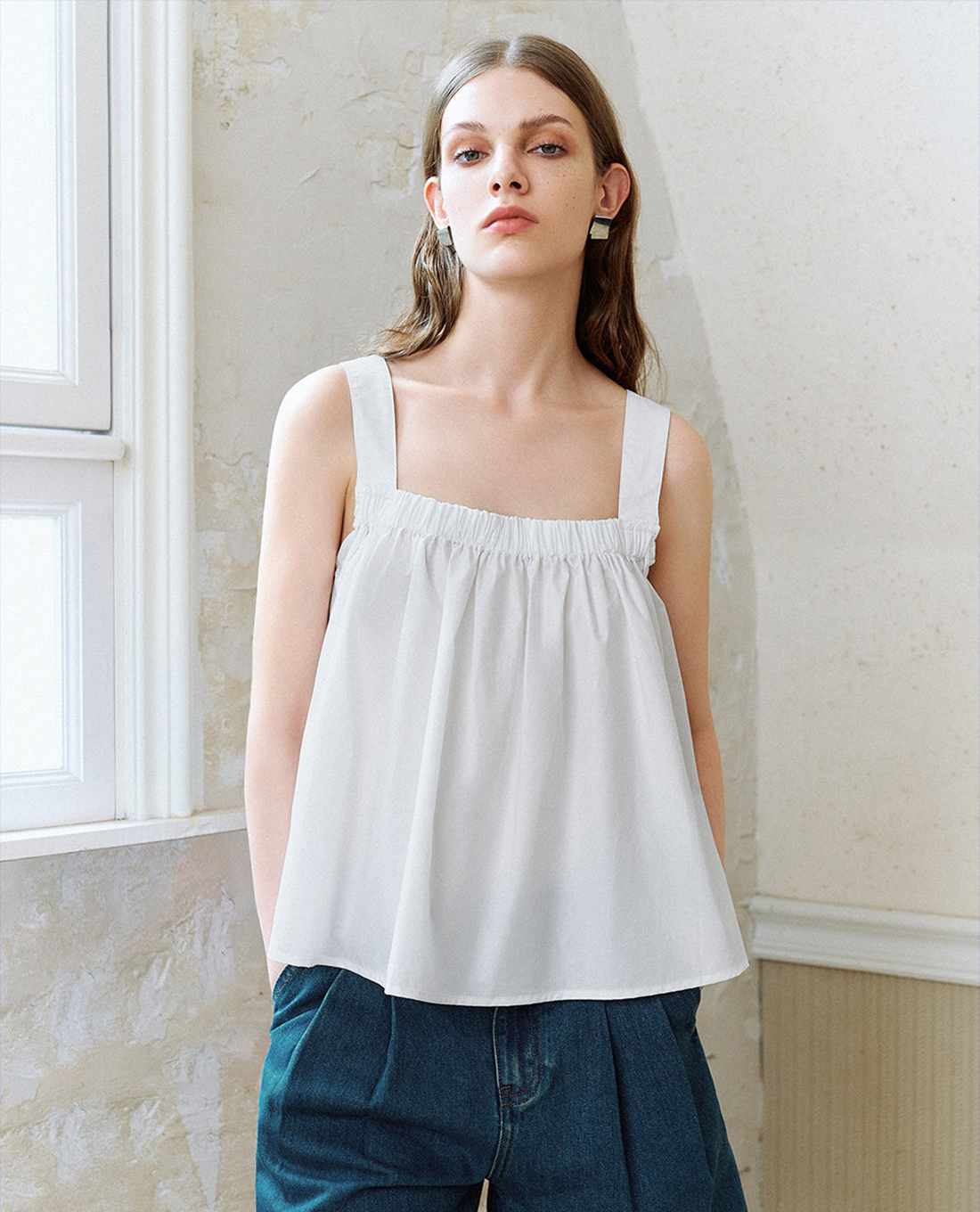 URBAN REVIVO - Áo hai dây nữ xếp li Square Cut Collar Cami