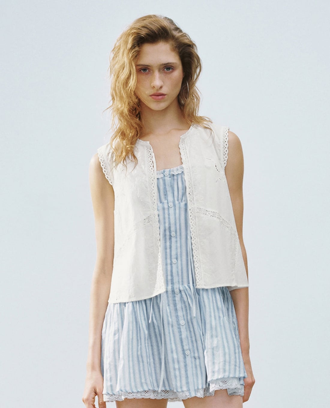 URBAN REVIVO - Áo khoác croptop nữ viền ren