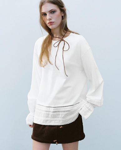  URBAN REVIVO - Áo kiểu nữ cổ tròn tay dài phối ren 