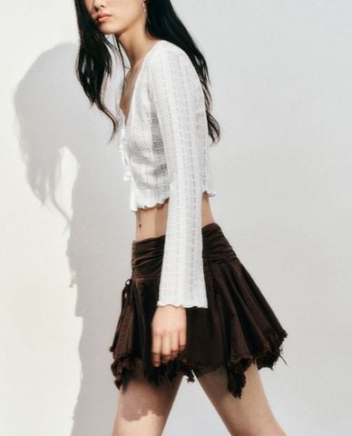  URBAN REVIVO - Áo kiểu nữ cổ V tay dài nữ tính 