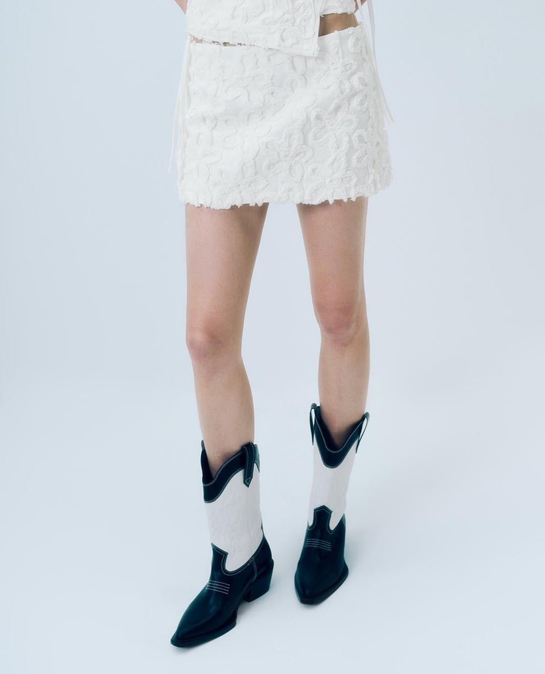 URBAN REVIVO - Chân váy chữ A mini phối hoa văn