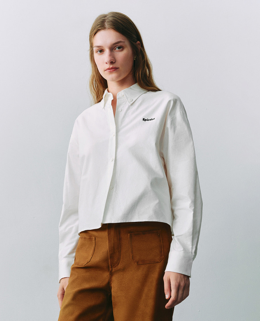 URBAN REVIVO - Áo sơ mi nữ cổ bẻ tay dài phom croptop Button Up