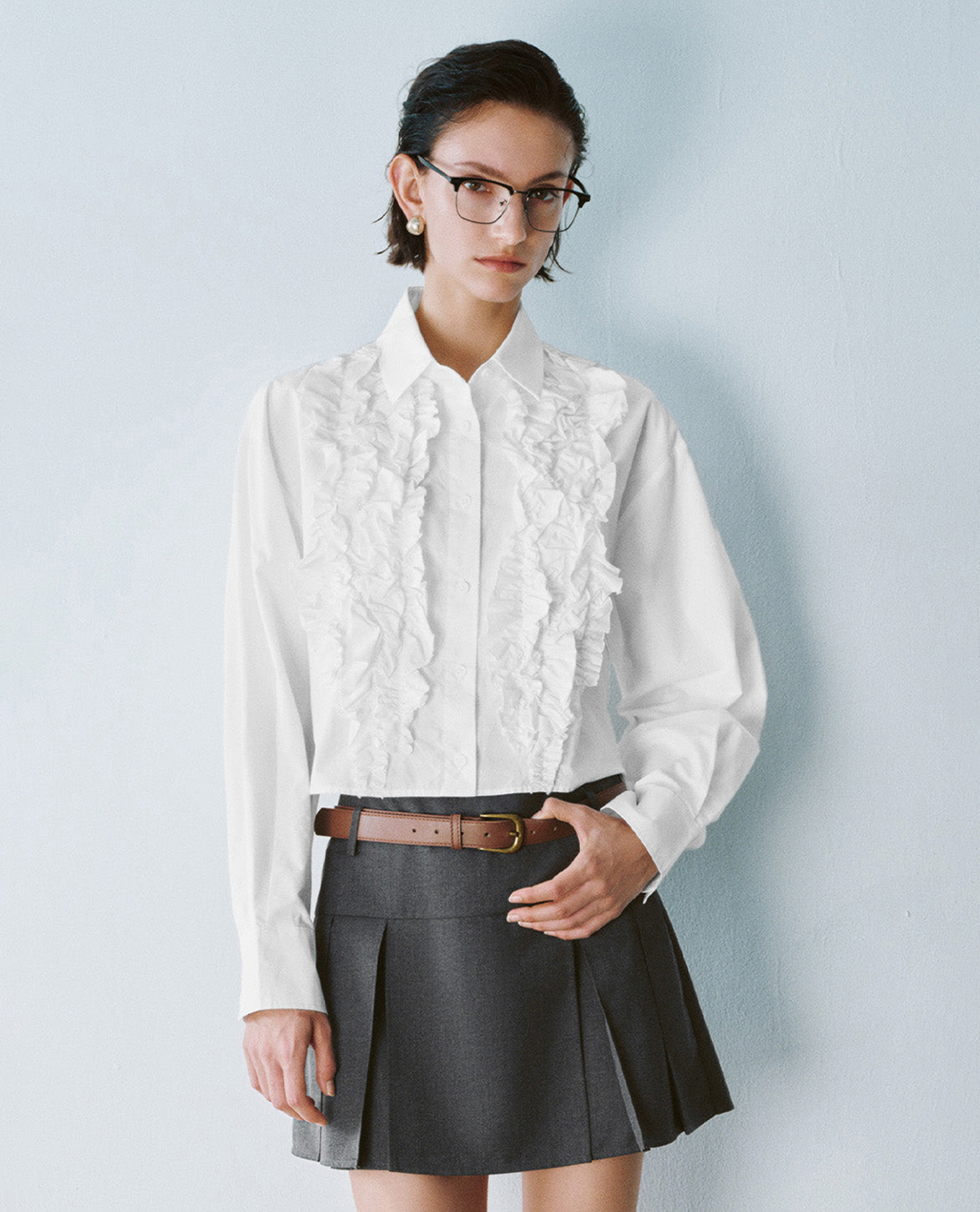 URBAN REVIVO - Áo sơ mi nữ cổ bẻ tay dài phom croptop