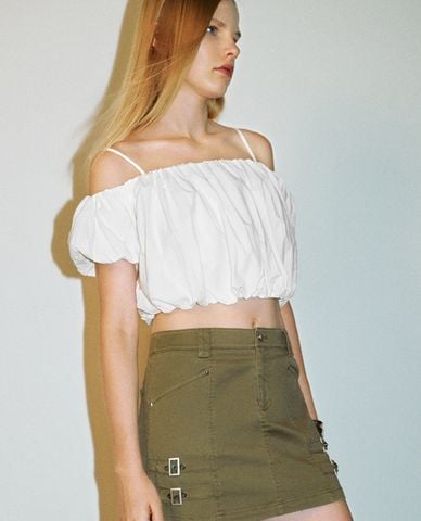  URBAN REVIVO - Áo trễ vai nữ tay phồng phom croptop Cami 