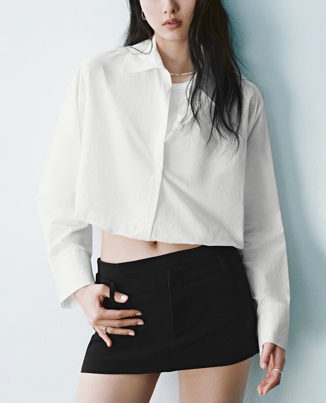 URBAN REVIVO - Áo sơ mi nữ cổ bẻ tay dài phom croptop