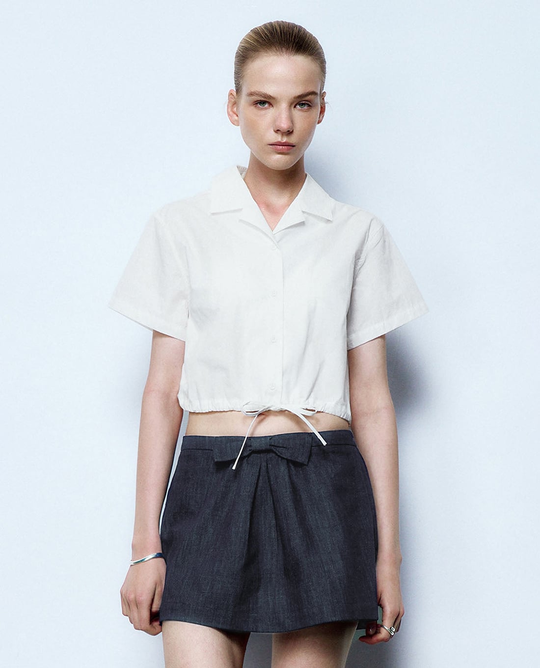 URBAN REVIVO - Áo croptop nữ cổ bẻ tay ngắn hiện đại