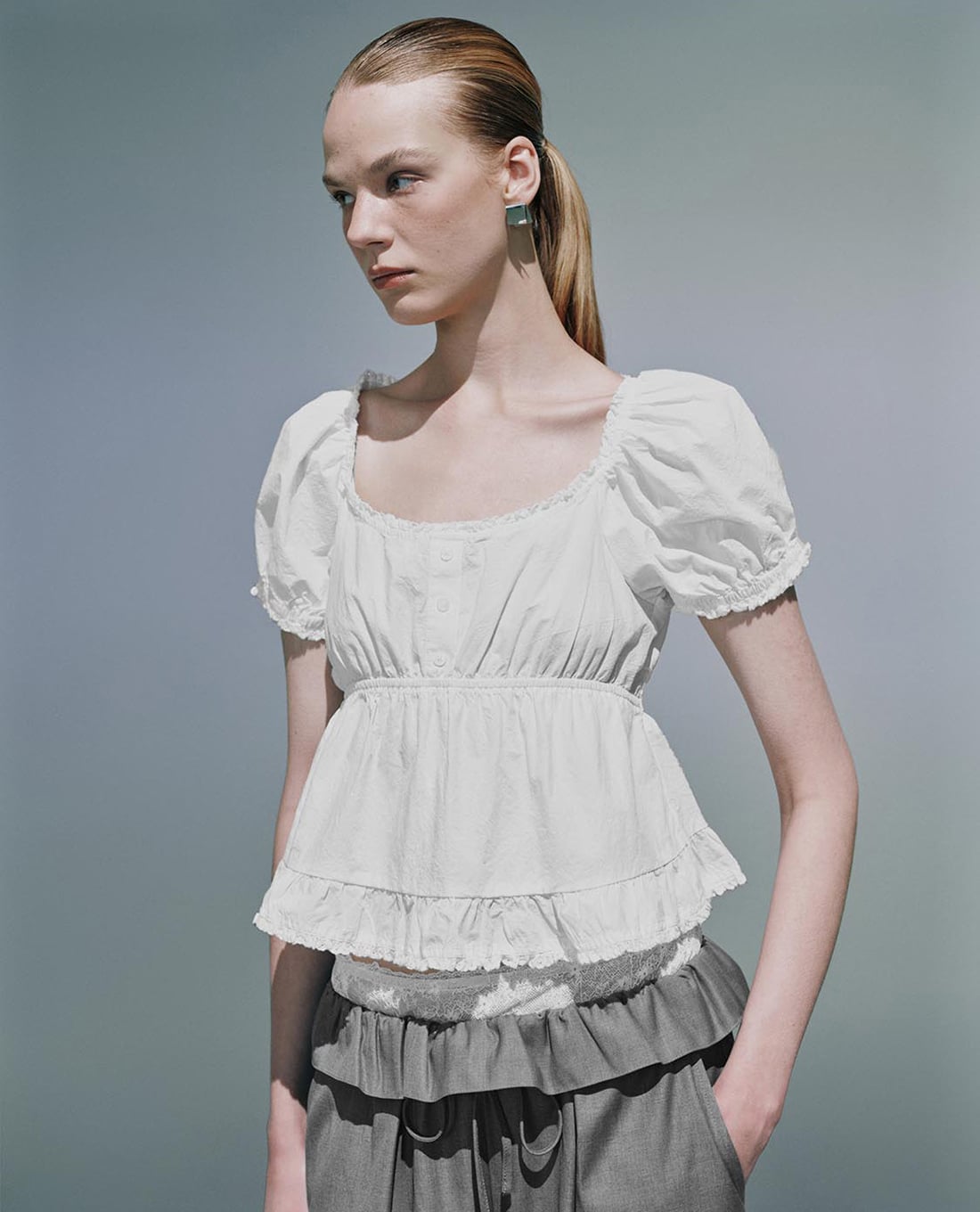 URBAN REVIVO - Áo kiểu nữ cổ vuông tay phồng Ruffle