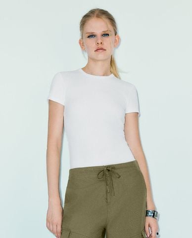  URBAN REVIVO - Áo thun nữ cổ tròn tay ngắn phom ôm 