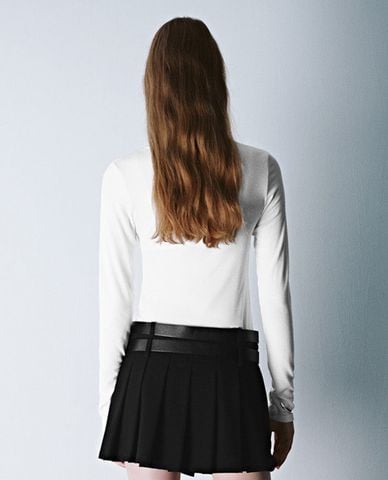  URBAN REVIVO - Áo thun nữ cổ tròn tay dài phom ôm phối nút cài 