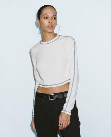  URBAN REVIVO - Áo croptop nữ cổ tròn tay dài phom ôm 