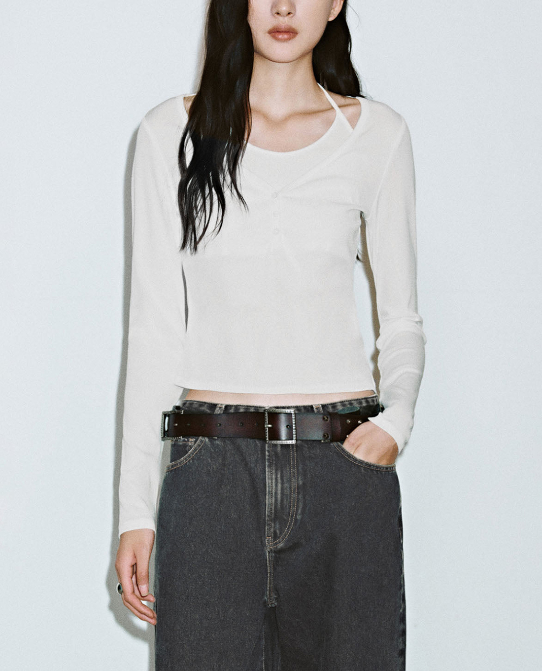 URBAN REVIVO - Áo kiểu nữ cổ V tay dài phom ôm