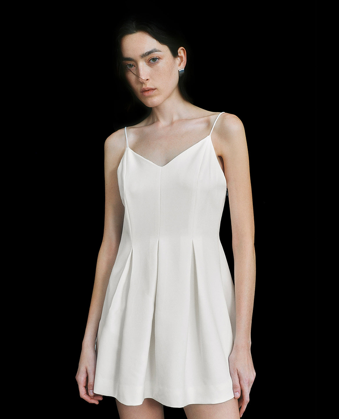 URBAN REVIVO - Đầm hai dây mini cổ V xếp li