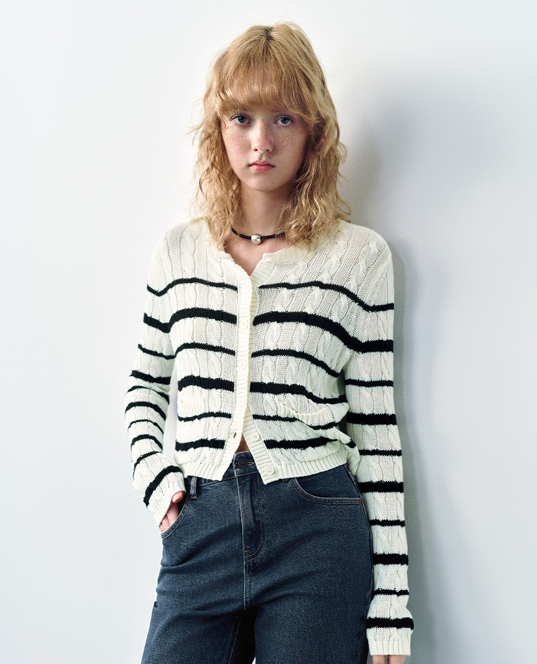 URBAN REVIVO - Áo khoác cardigan nữ phom croptop Striped