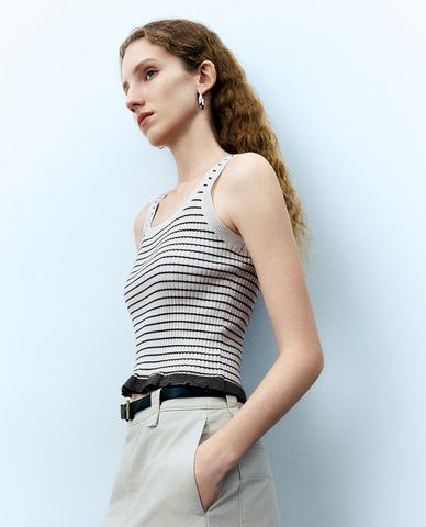  URBAN REVIVO - Áo ba lỗ nữ dệt kim phom ôm Striped U Neck 