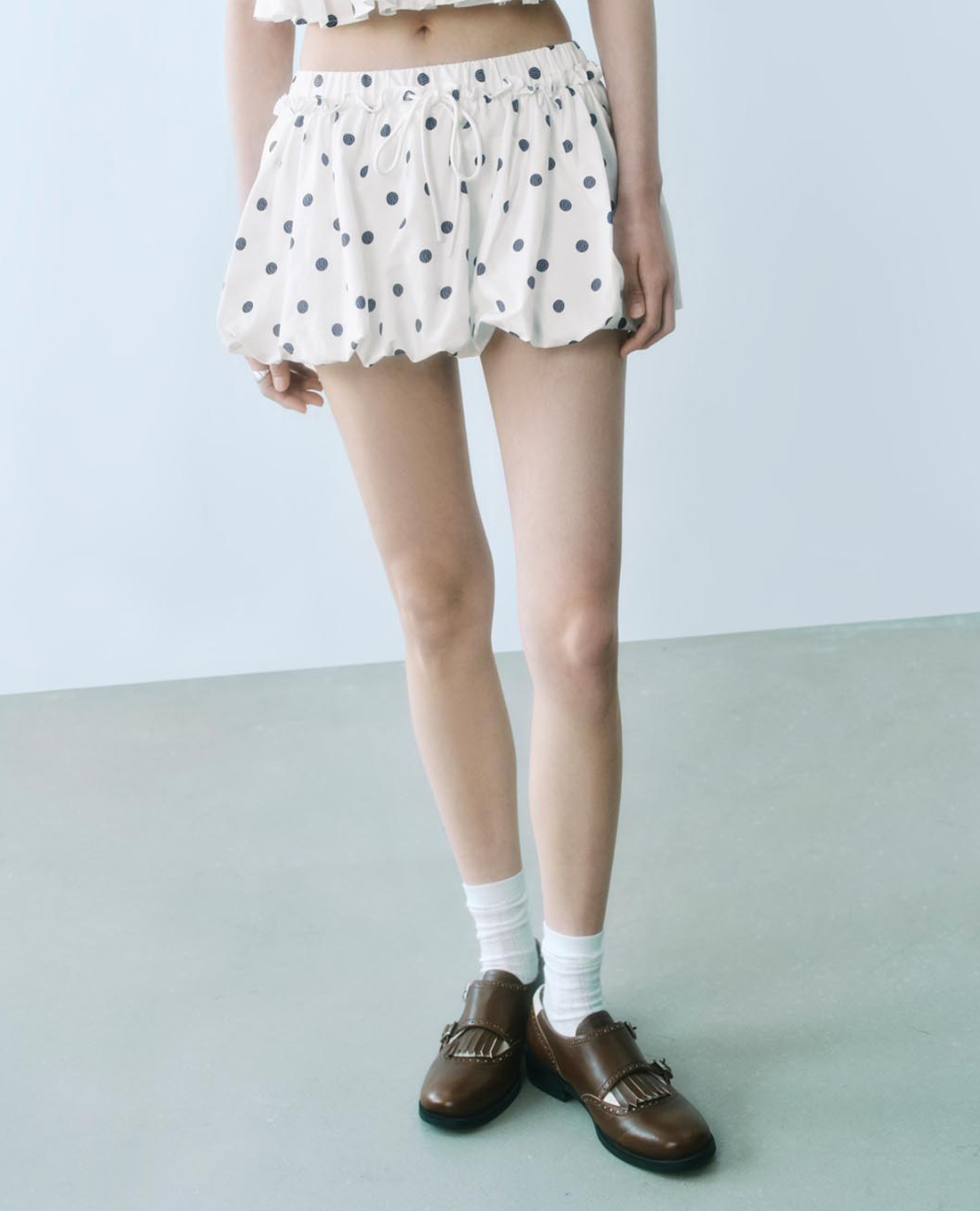 URBAN REVIVO - Chân váy chữ A mini chấm bi dáng xoè