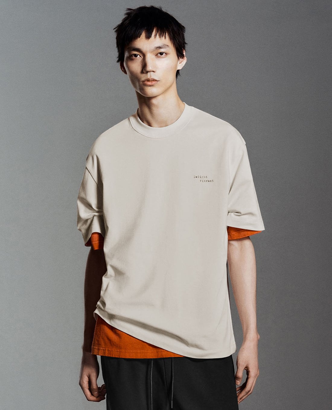 URBAN REVIVO - Áo thun nam cổ tròn tay ngắn hiện đại