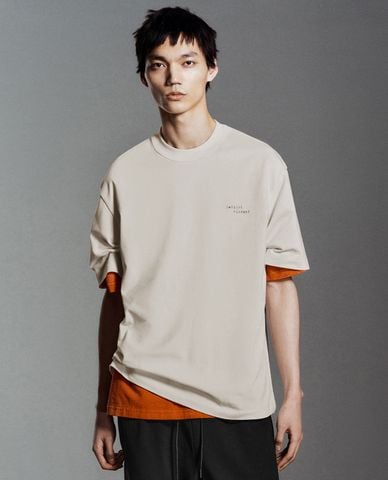  URBAN REVIVO - Áo thun nam cổ tròn tay ngắn hiện đại 