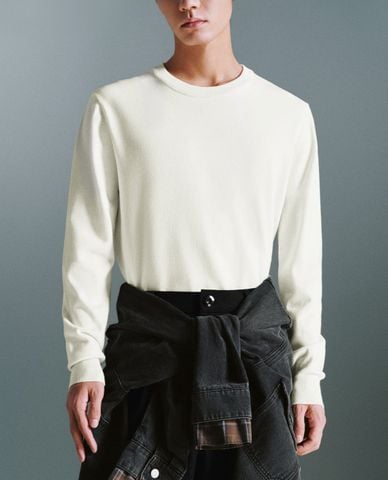  URBAN REVIVO - Áo dệt kim nam cổ tròn tay dài trẻ trung 