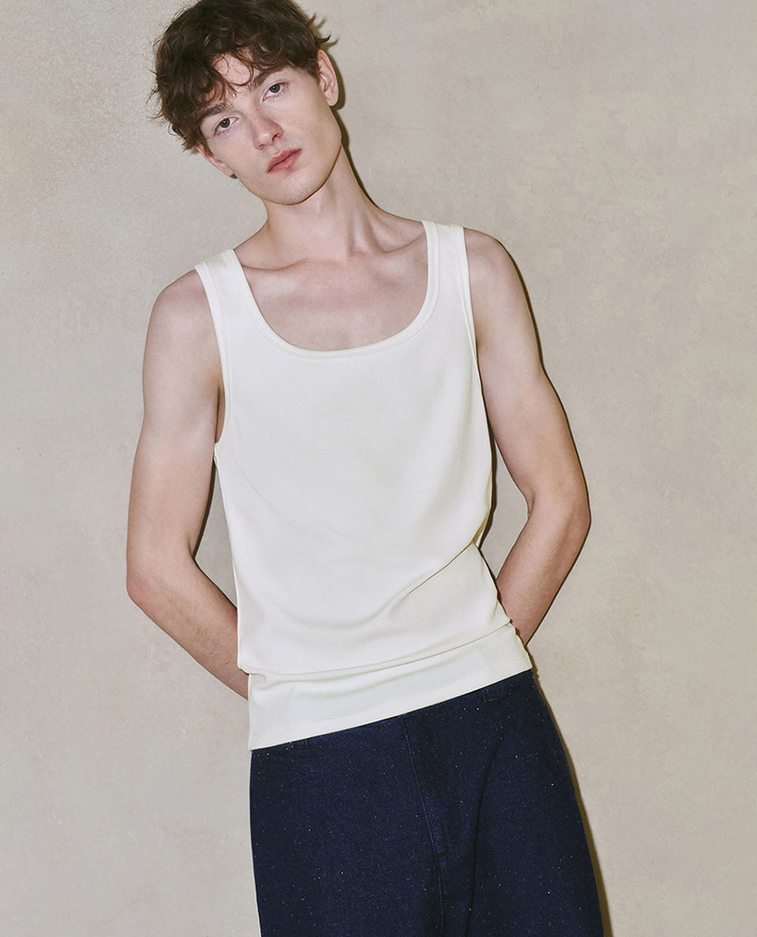 URBAN REVIVO - Áo ba lỗ nam cổ tròn hiện đại