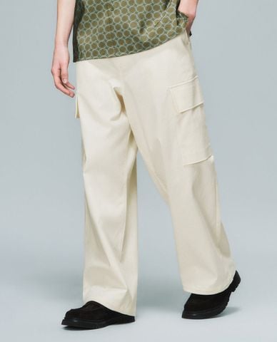  URBAN REVIVO - Quần nam ống rộng phối túi hộp 