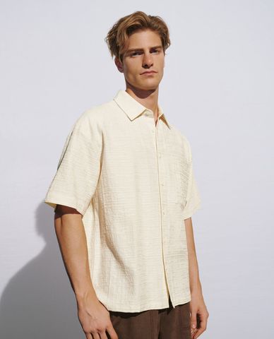  URBAN REVIVO - Áo sơ mi nam cổ bẻ tay ngắn trẻ trung 