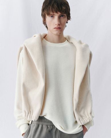  URBAN REVIVO - Áo thun nam cổ tròn tay dài hiện đại 