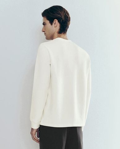  URBAN REVIVO - Áo thun nam cổ tròn tay dài trẻ trung 